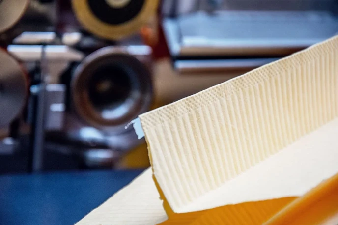 Impianto ad ultrasuoni per saldatura filtri pieghettati