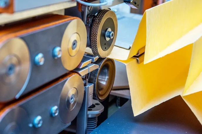 Impianto ad ultrasuoni per saldatura filtri pieghettati