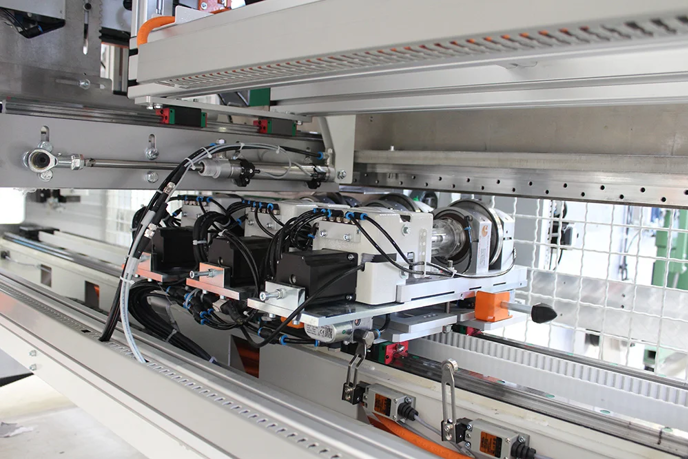 Impianto ad ultrasuoni di taglio e saldatura per produzione cuscini