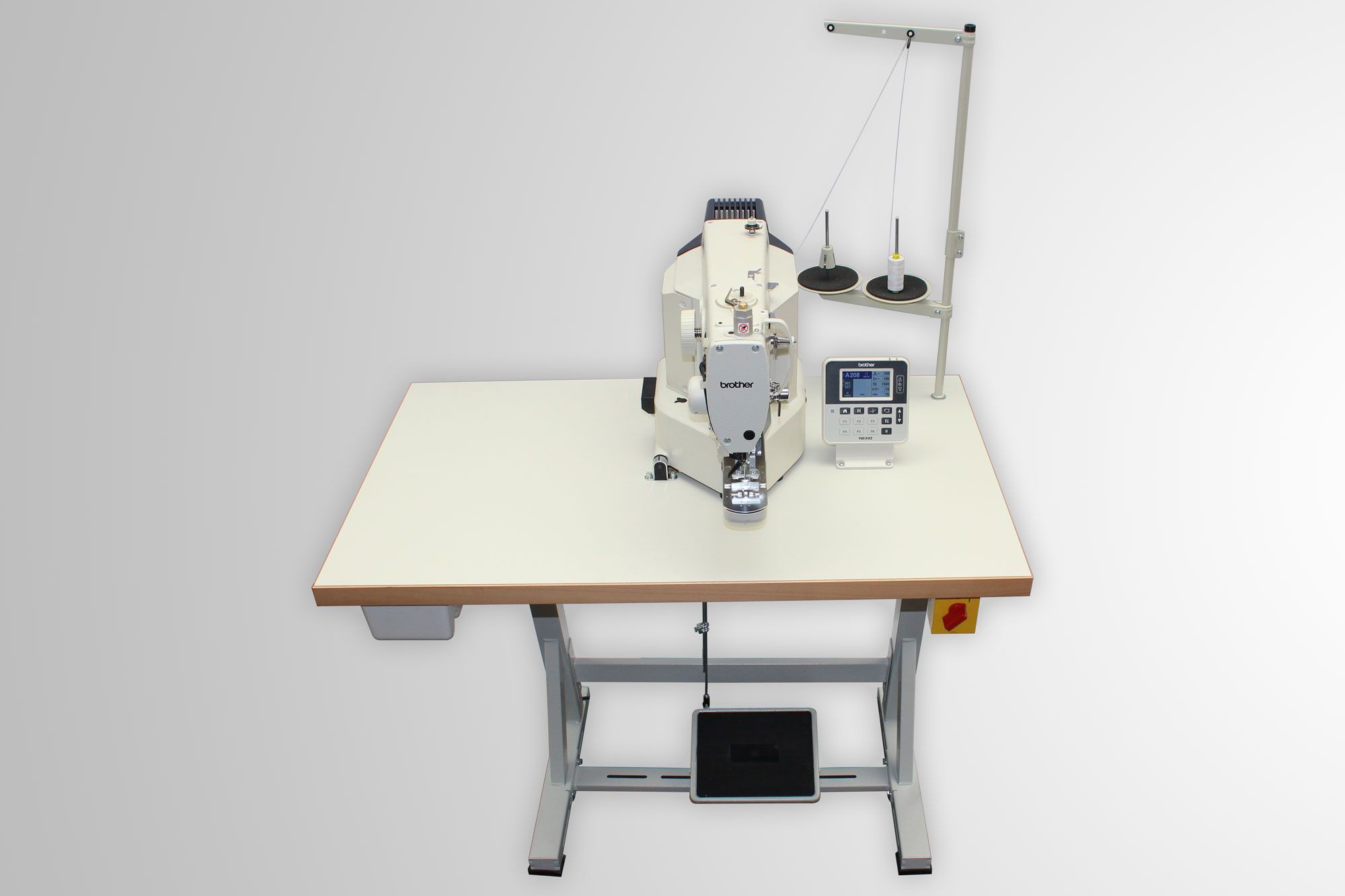 Travettatrice automatica elettronica con azionamento diretto per cucire le travette su nastri già tagliati.