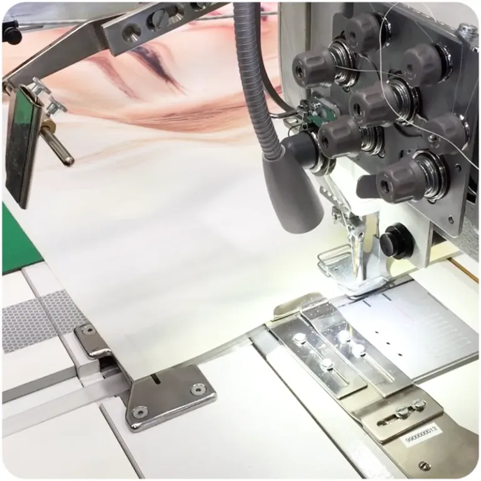 Macchina da cucire per applicazione di flat keder e velcro