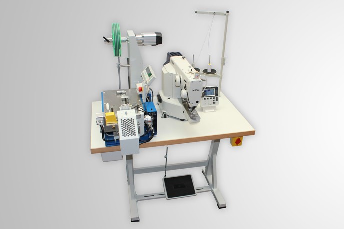 Travettatrice automatica elettronica con azionamento diretto per cucire le travette su nastri già tagliati.