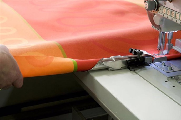 Impianto di cucitura per orlatura teli e inserimento tondino