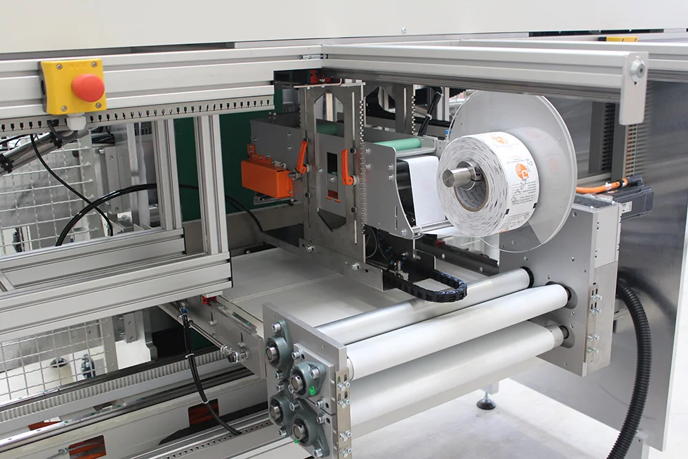 Impianto ad ultrasuoni di taglio e saldatura per produzione cuscini